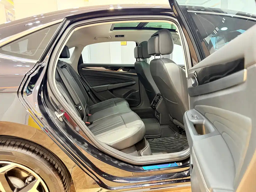 VOLKSWAGEN PASSAT 2024