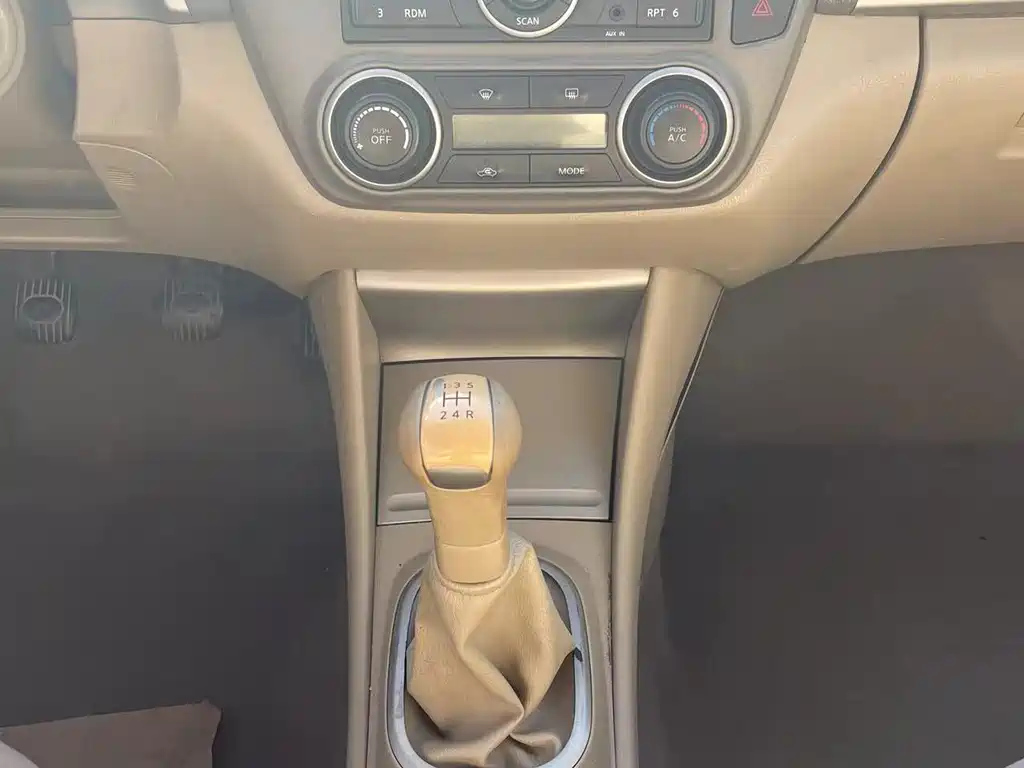 NISSAN SYLPHY 2014