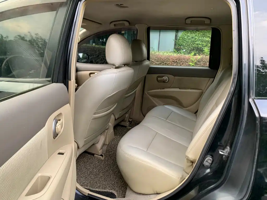 NISSAN LIVINA 2010