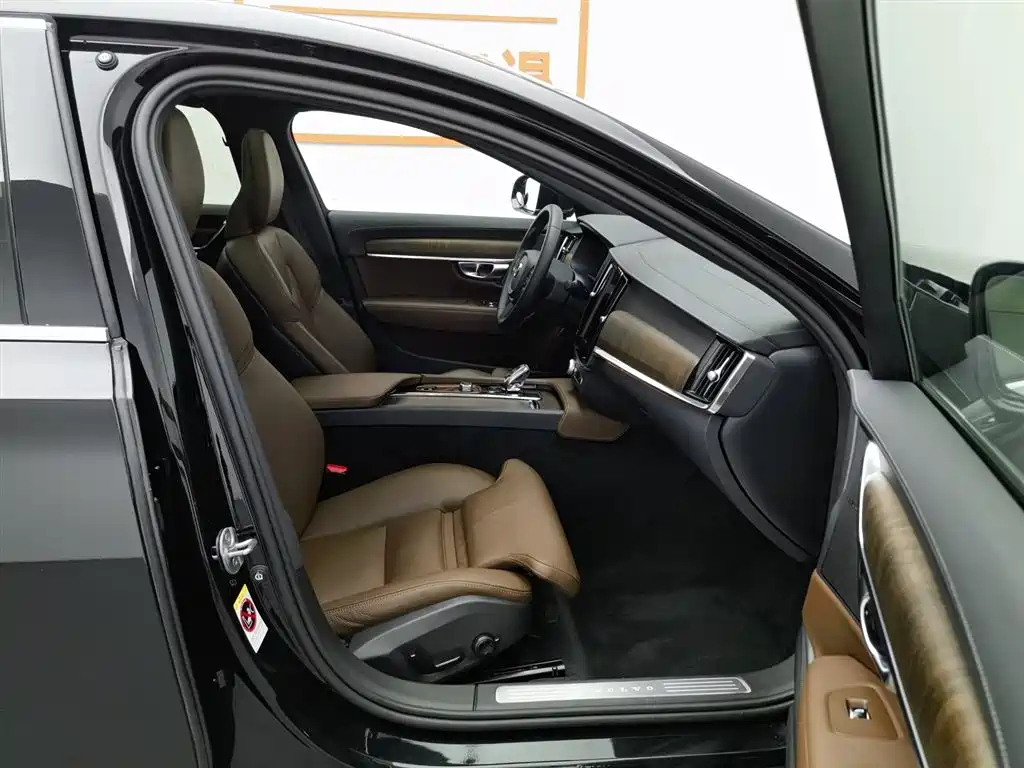 VOLVO S90 2023