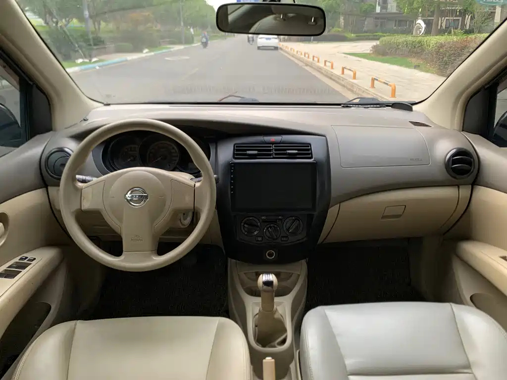 NISSAN LIVINA 2010
