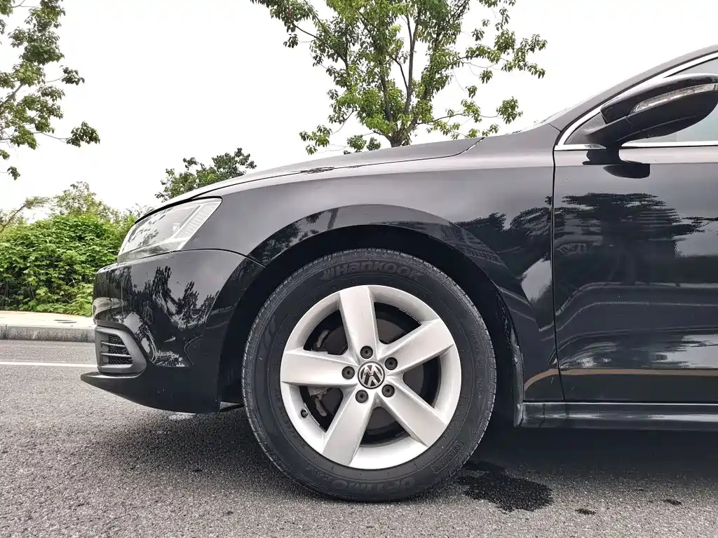 VOLKSWAGEN SAGITAR 2012