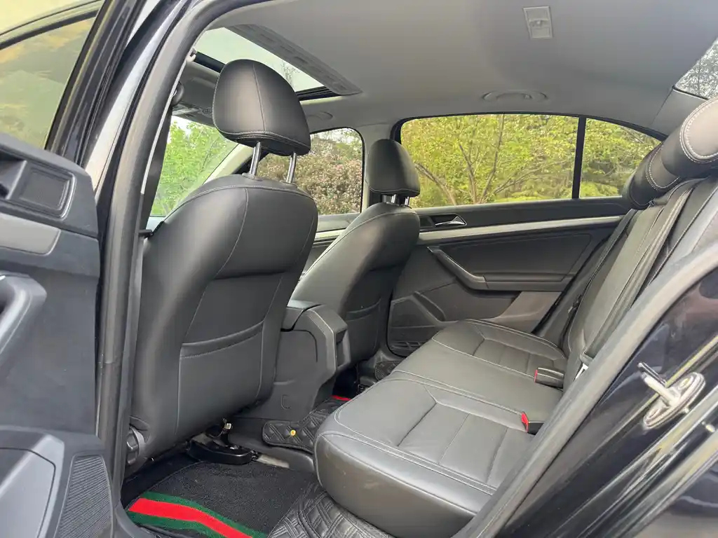 VOLKSWAGEN LAVIDA 2015