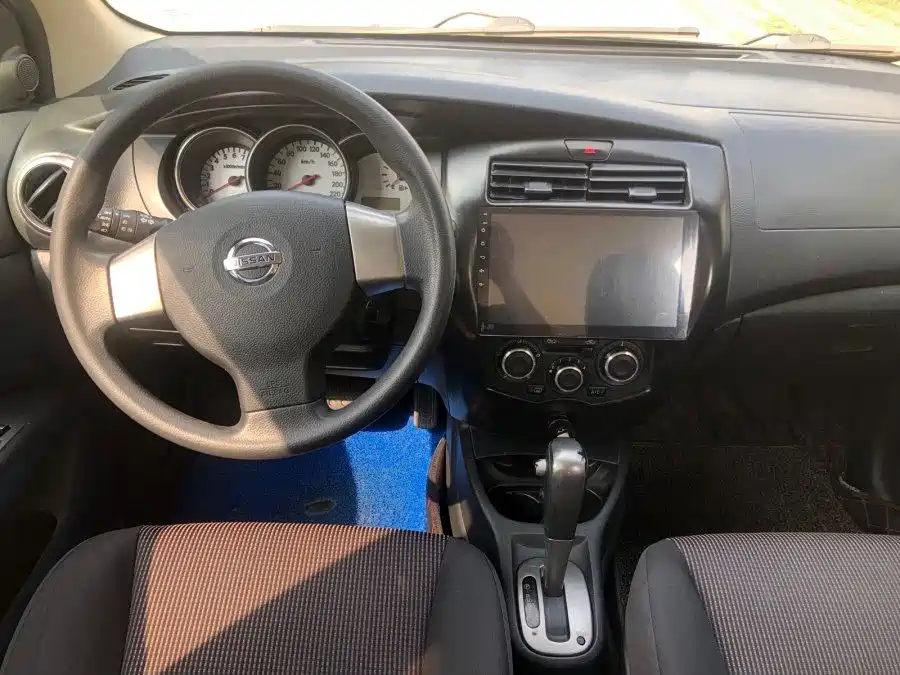 NISSAN LIVINA 2015