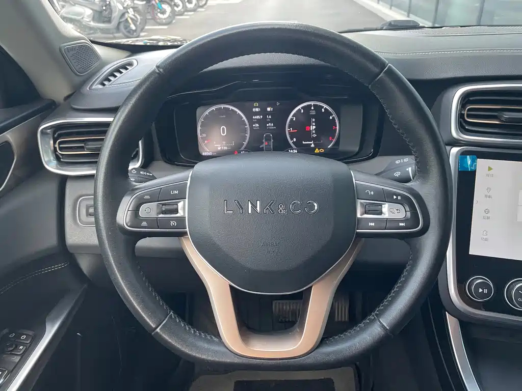 LYNK&CO 01 2017