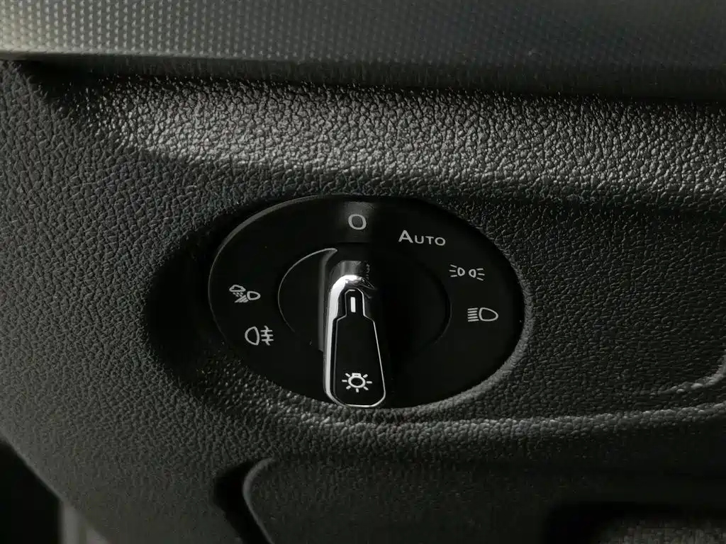 VOLKSWAGEN PASSAT 2023