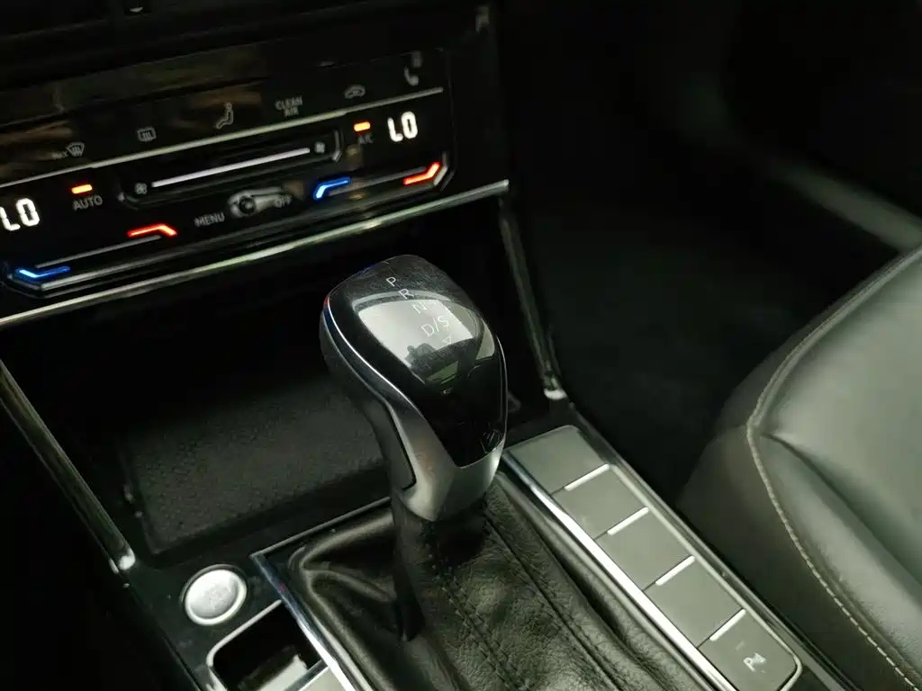 VOLKSWAGEN PASSAT 2023
