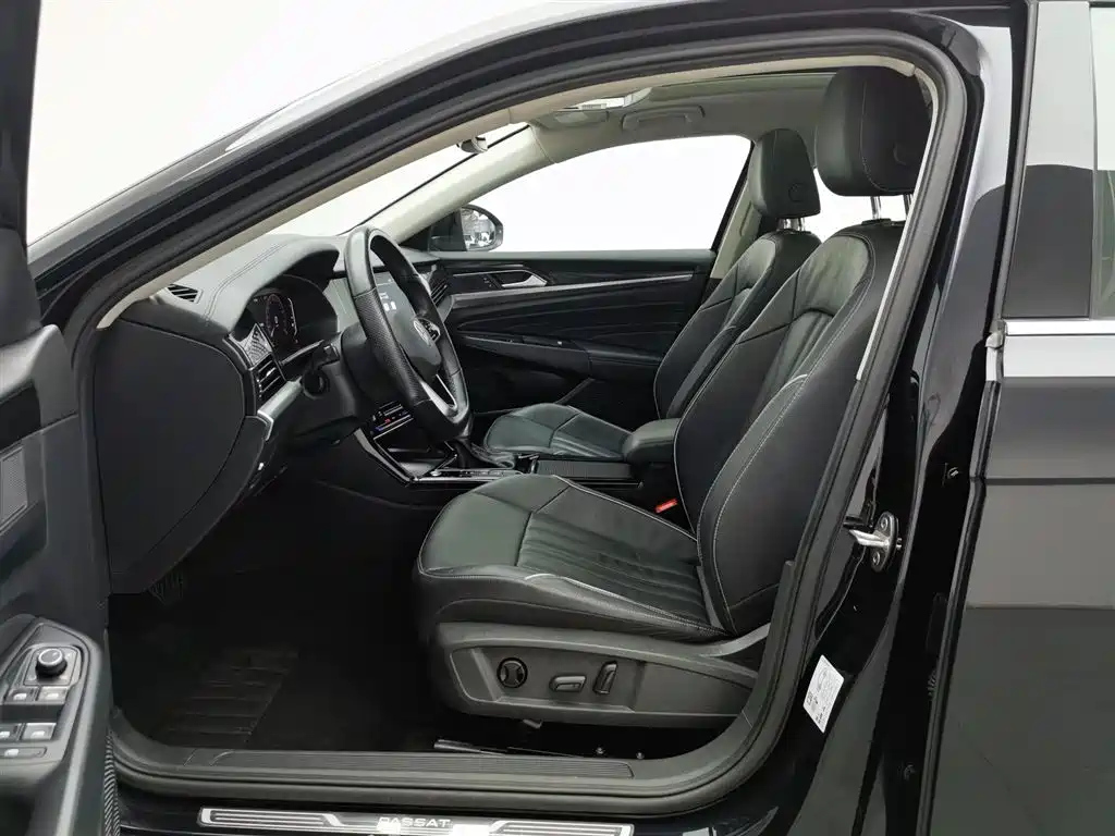VOLKSWAGEN PASSAT 2023