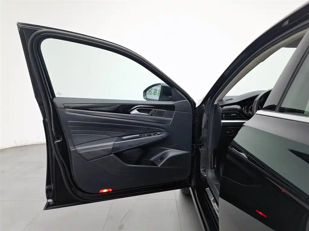VOLKSWAGEN PASSAT 2023