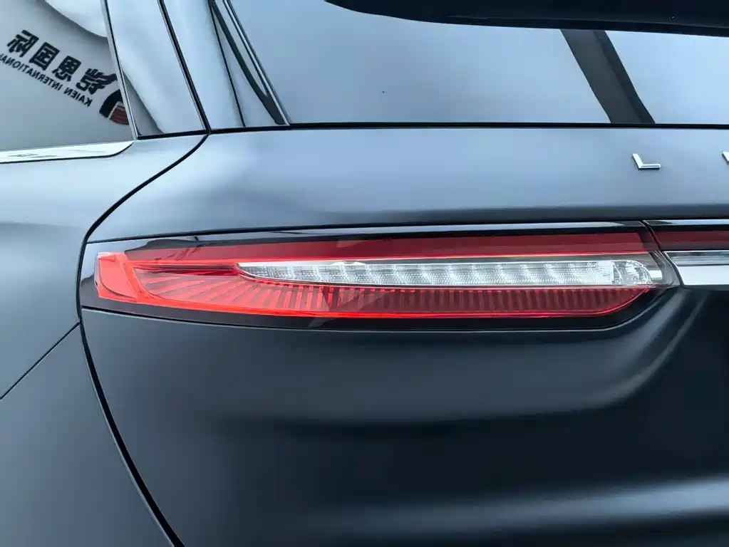LINCOLN ADVENTURER 2021