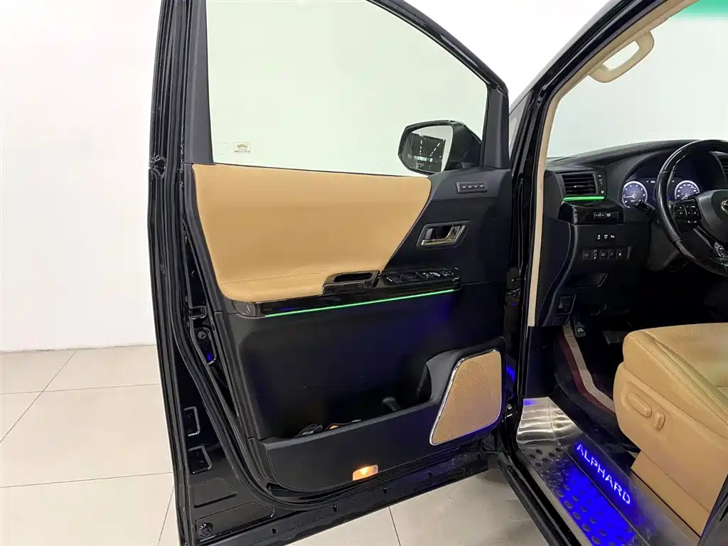 TOYOTA ALPHARD 2012