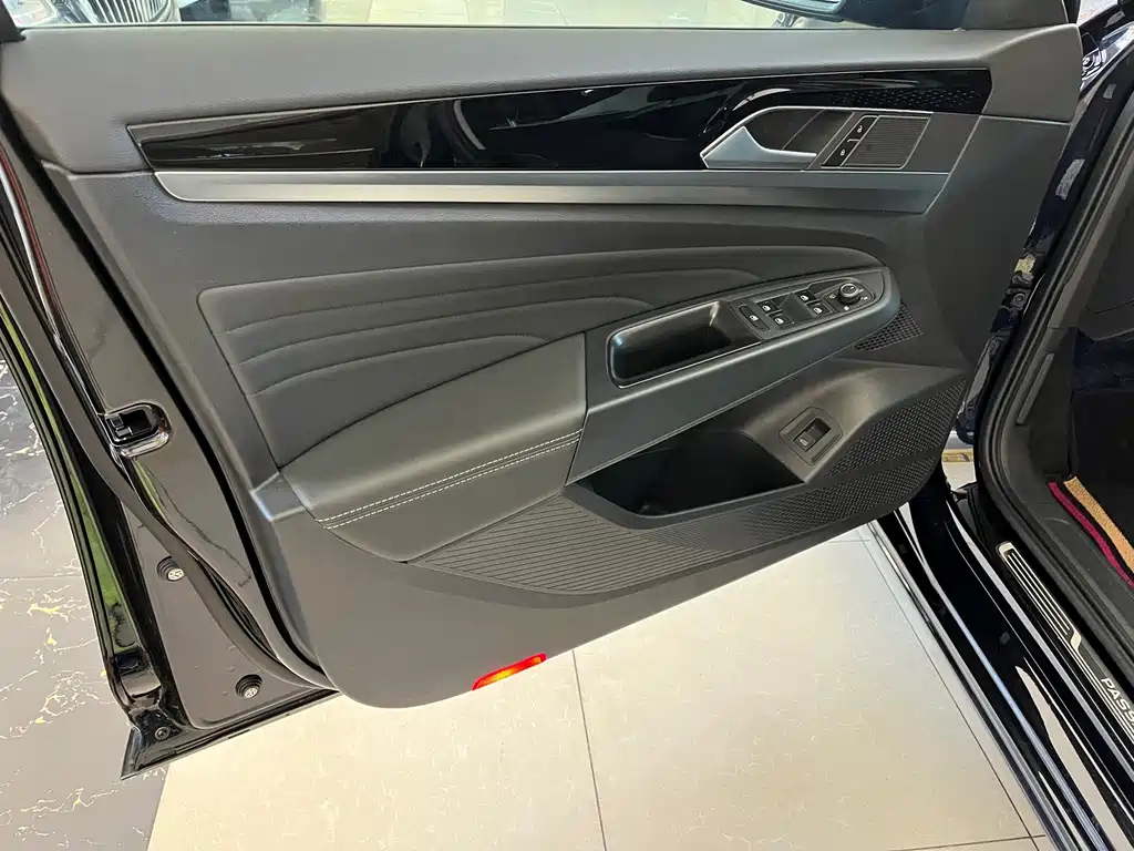 VOLKSWAGEN PASSAT 2024