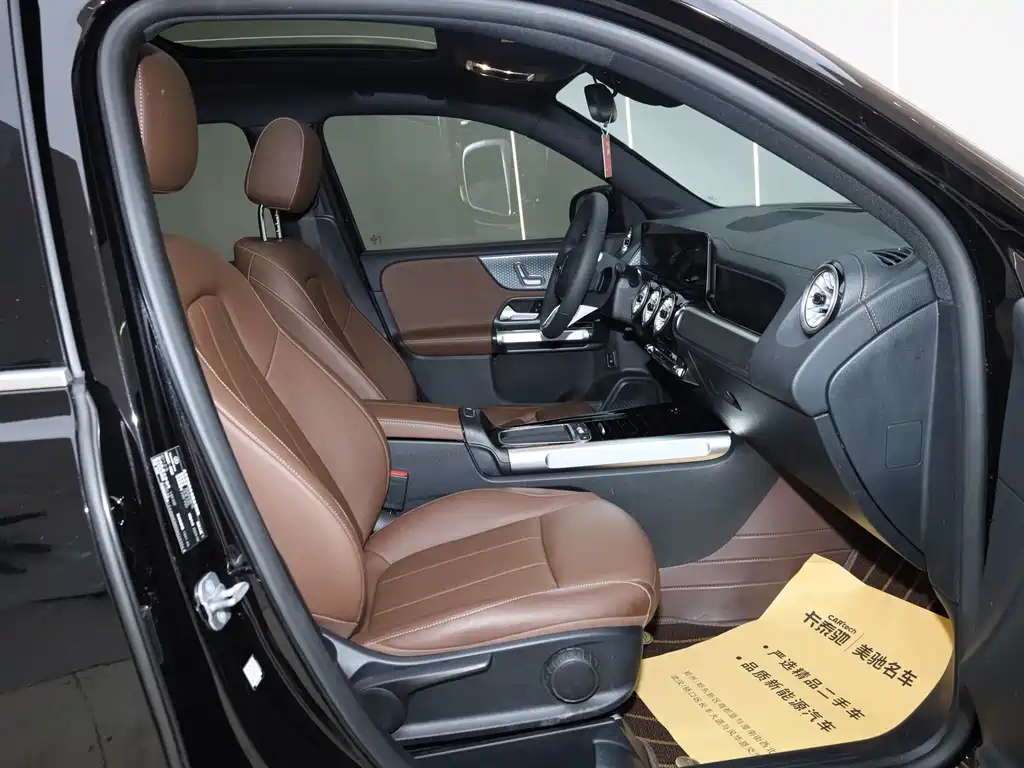 MERCEDES BENZ GLB 2024