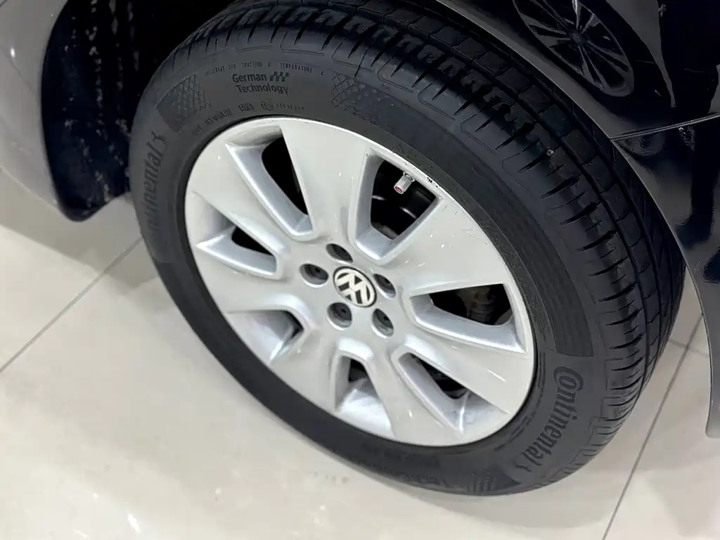 VOLKSWAGEN BEETLE 2010