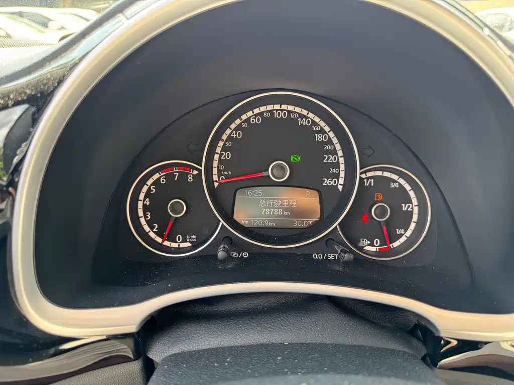 VOLKSWAGEN BEETLE 2014