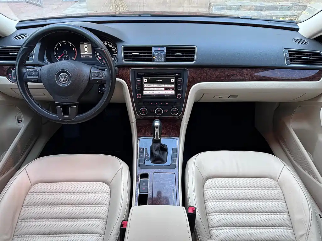 VOLKSWAGEN PASSAT 2012