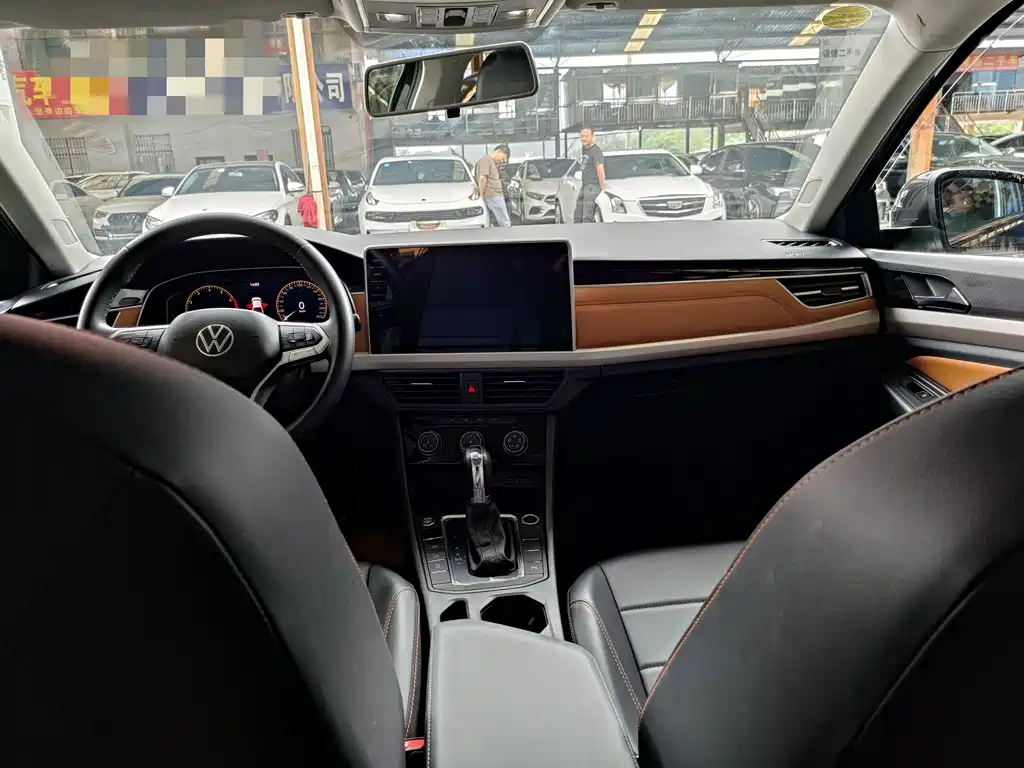 VOLKSWAGEN BORA 2023
