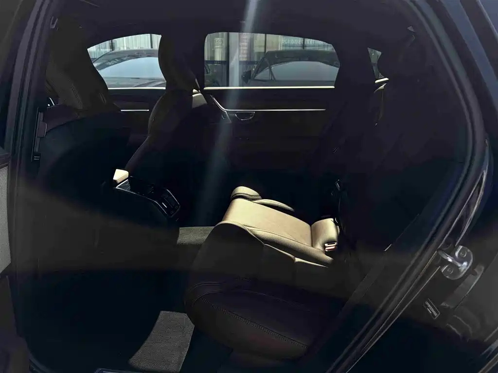 VOLVO S90 2025