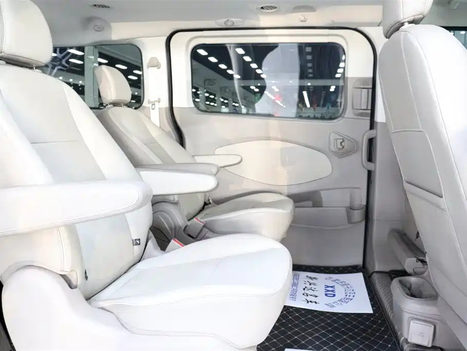 FORD TOUREO 2018