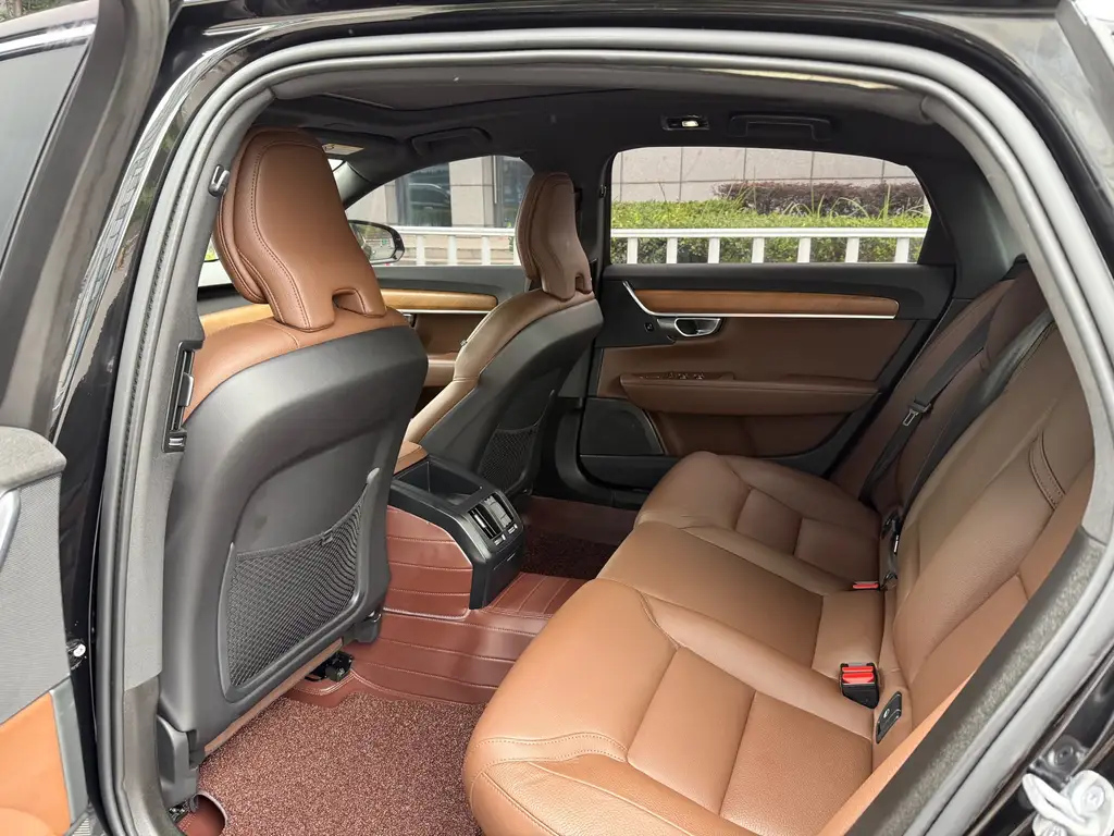 VOLVO S90 2023