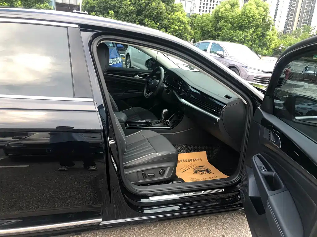 VOLKSWAGEN PASSAT 2024