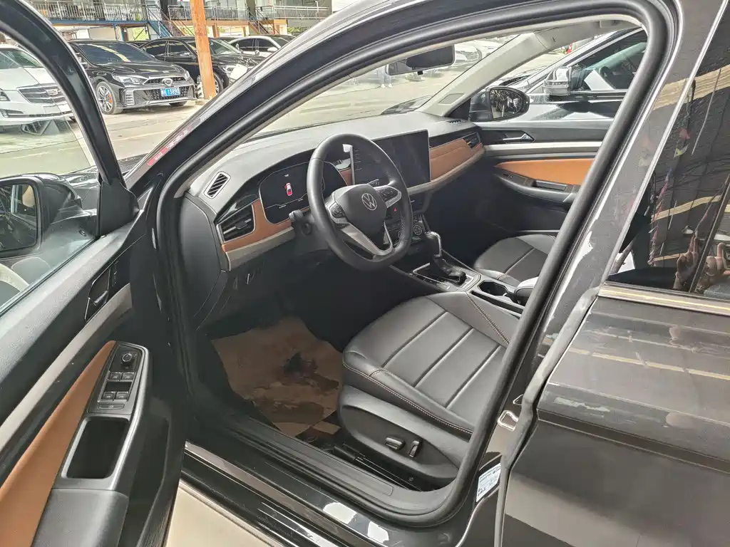 VOLKSWAGEN BORA 2023