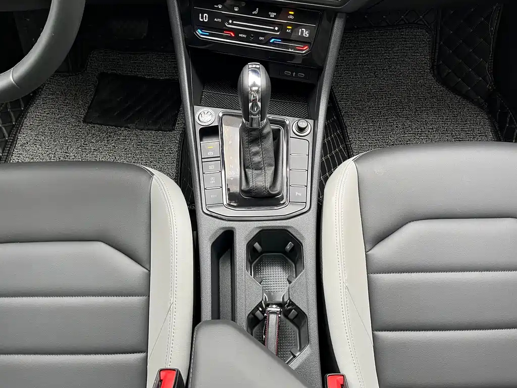 VOLKSWAGEN BORA 2023