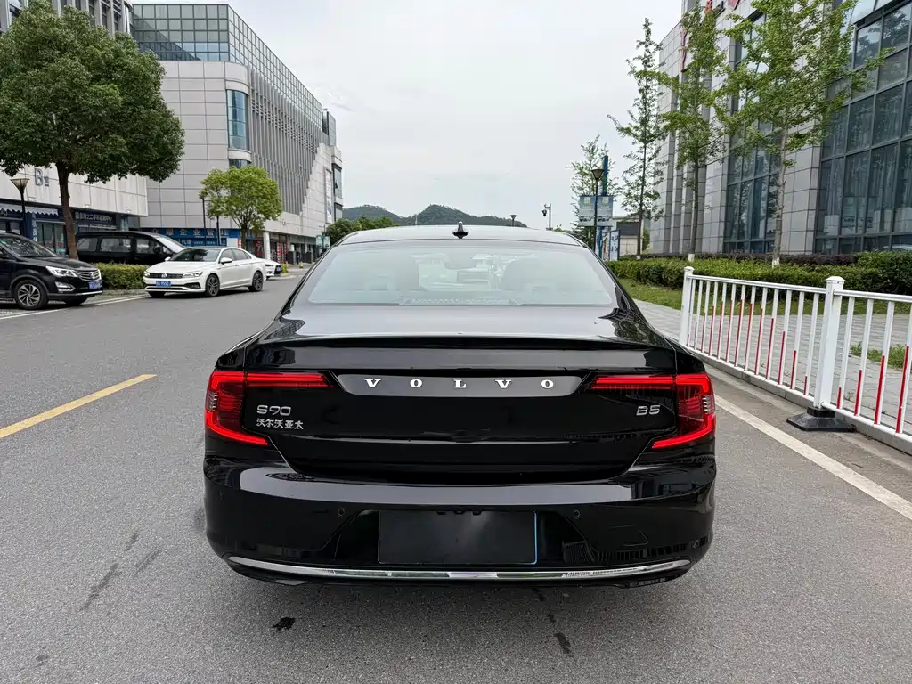 VOLVO S90 2023