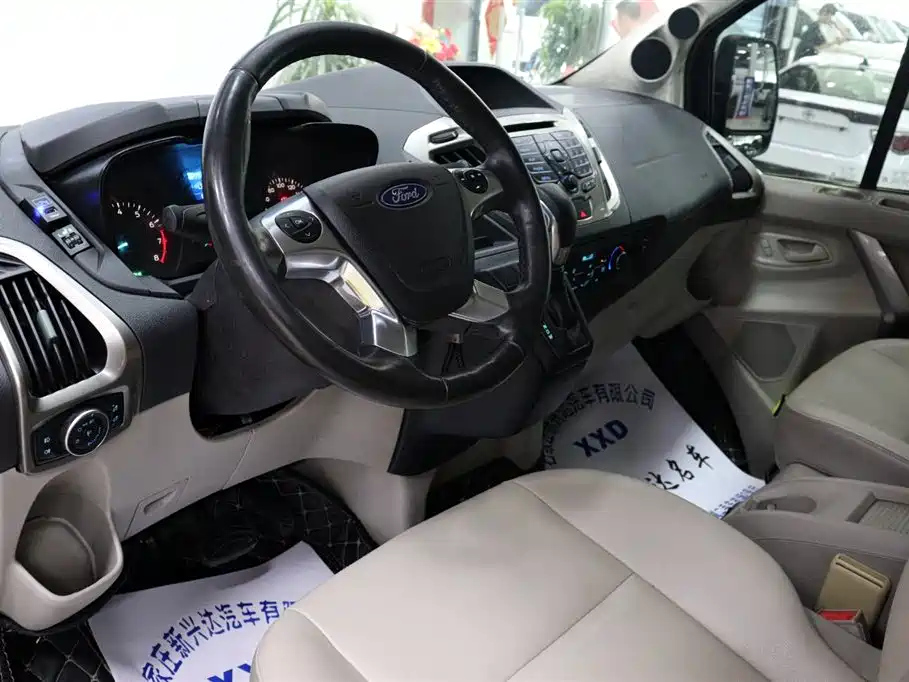FORD TOUREO 2018