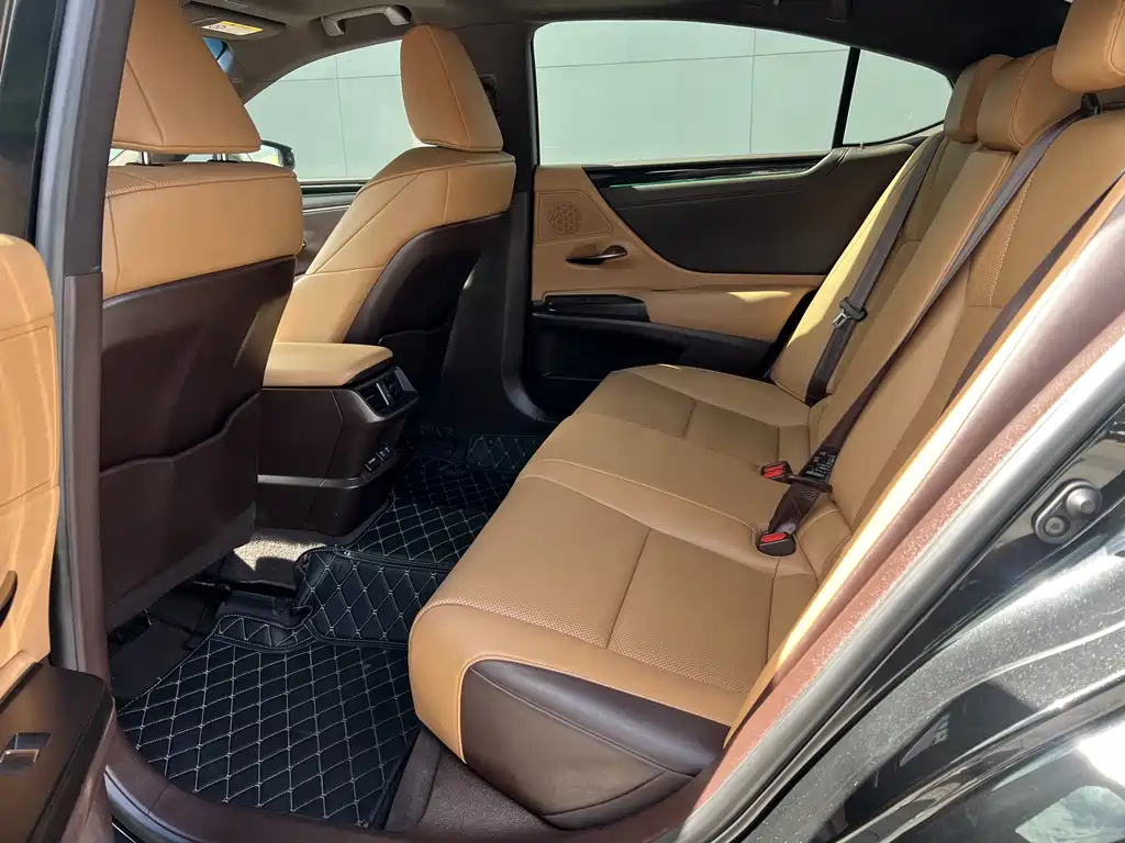 LEXUS ES 2020