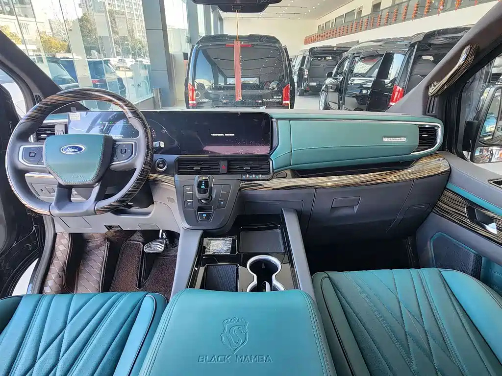 FORD TOUREO 2024