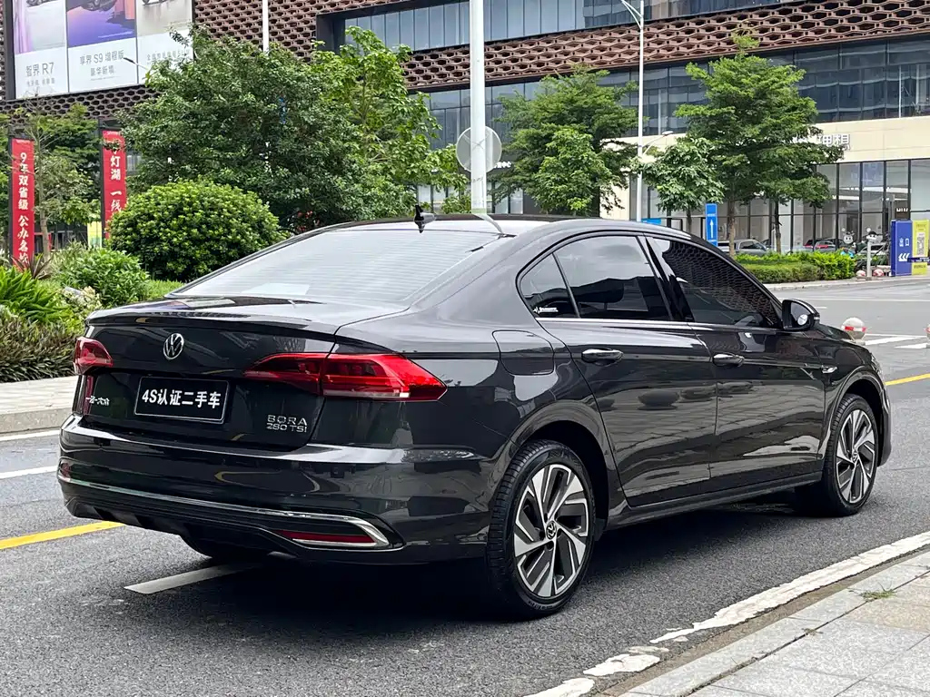 VOLKSWAGEN BORA 2023
