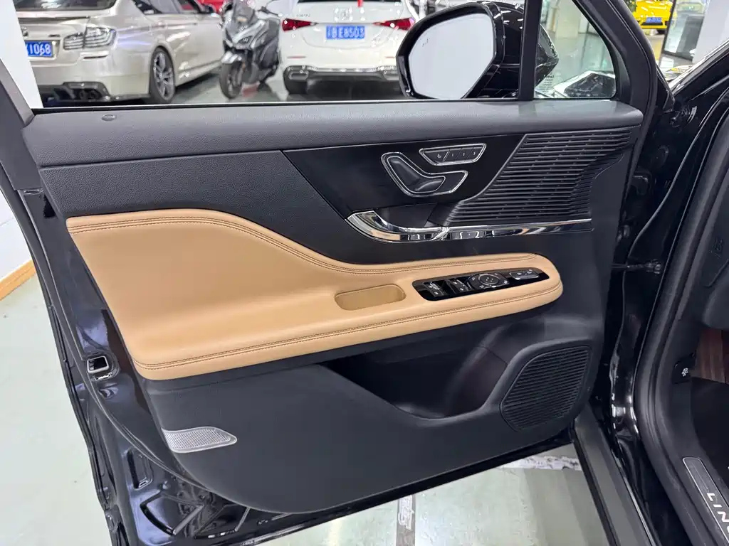 LINCOLN ADVENTURER 2020