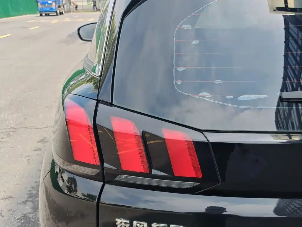 PEUGEOT 5008 2017