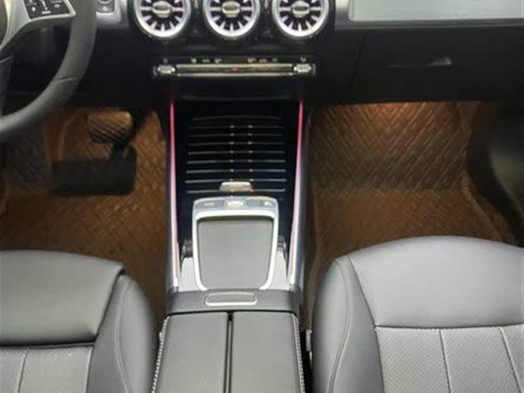 MERCEDES BENZ GLB 2024