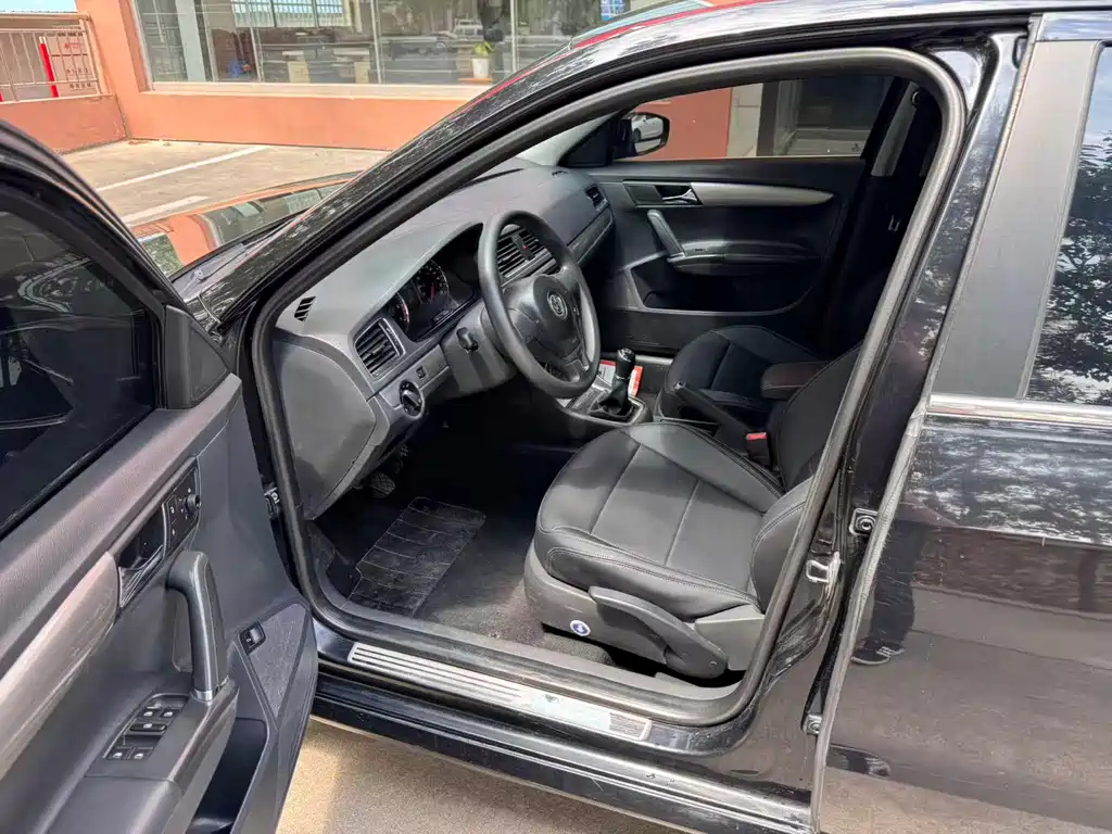 VOLKSWAGEN LAVIDA 2013