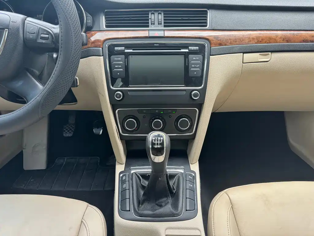 SKODA SUPERB 2012