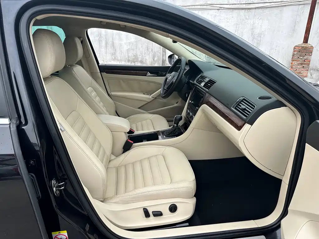 VOLKSWAGEN PASSAT 2011
