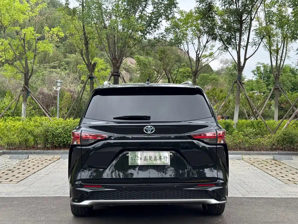 TOYOTA GRANVIA 2023