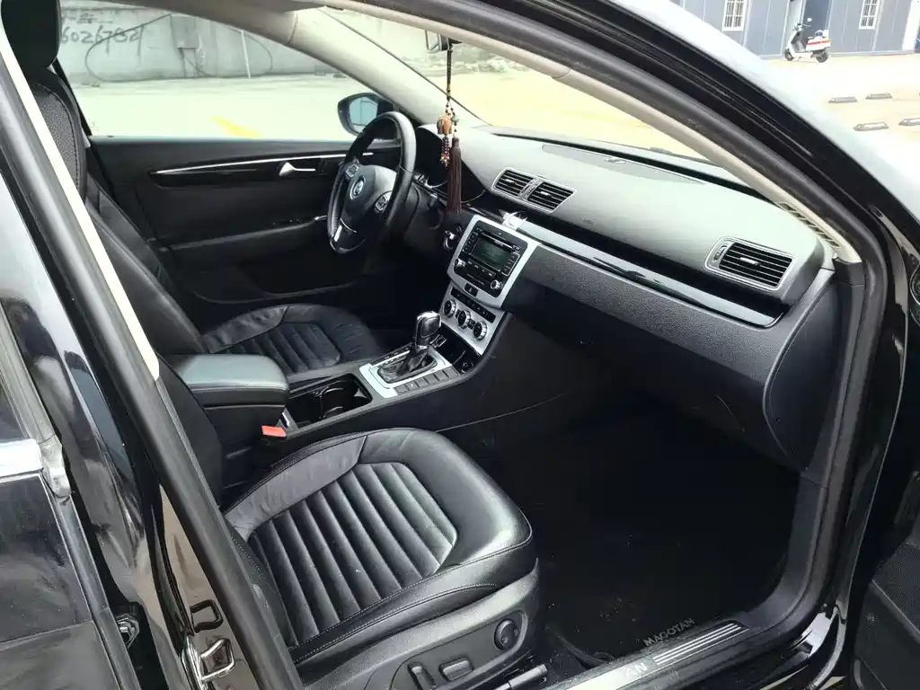 VOLKSWAGEN MAGOTAN 2012