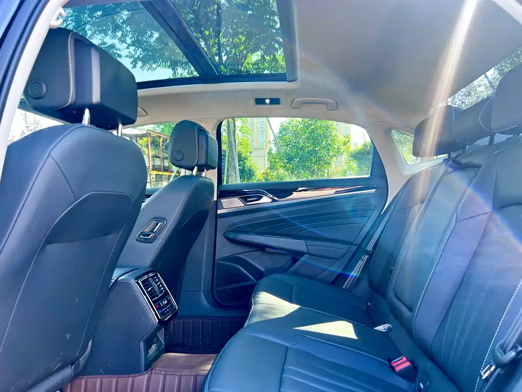 VOLKSWAGEN PASSAT 2024
