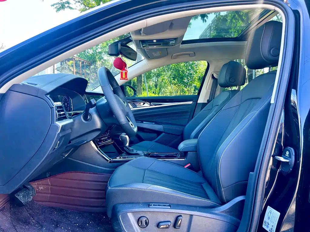 VOLKSWAGEN PASSAT 2024