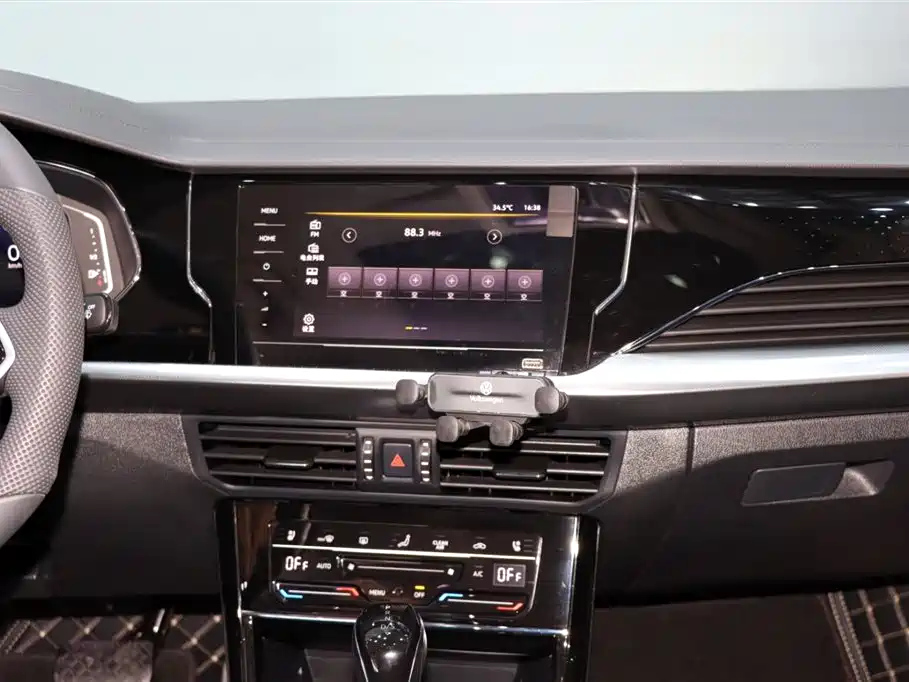 VOLKSWAGEN PASSAT 2024