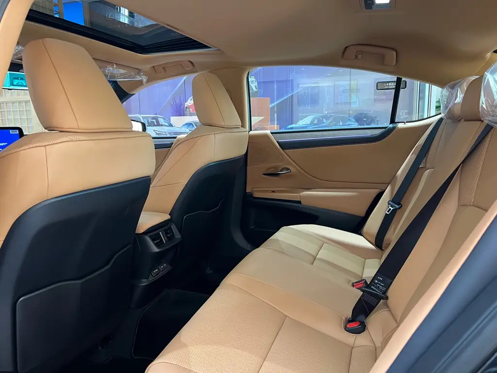 LEXUS ES 2025