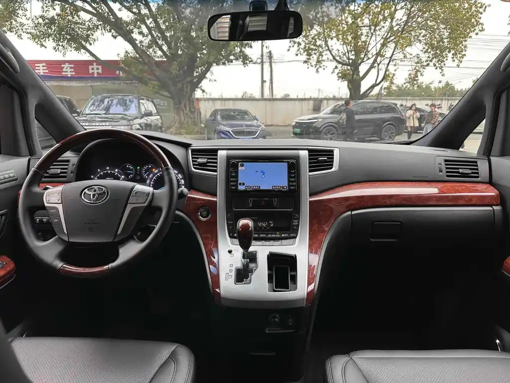 TOYOTA ALPHARD 2011