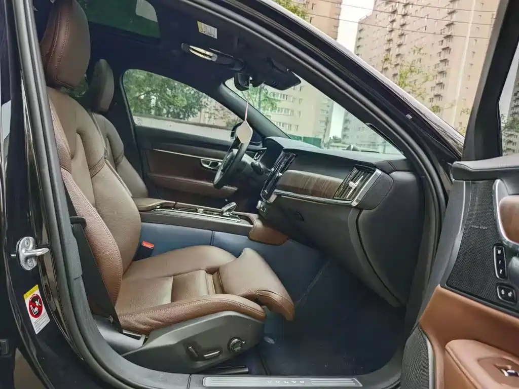 VOLVO S90 2023