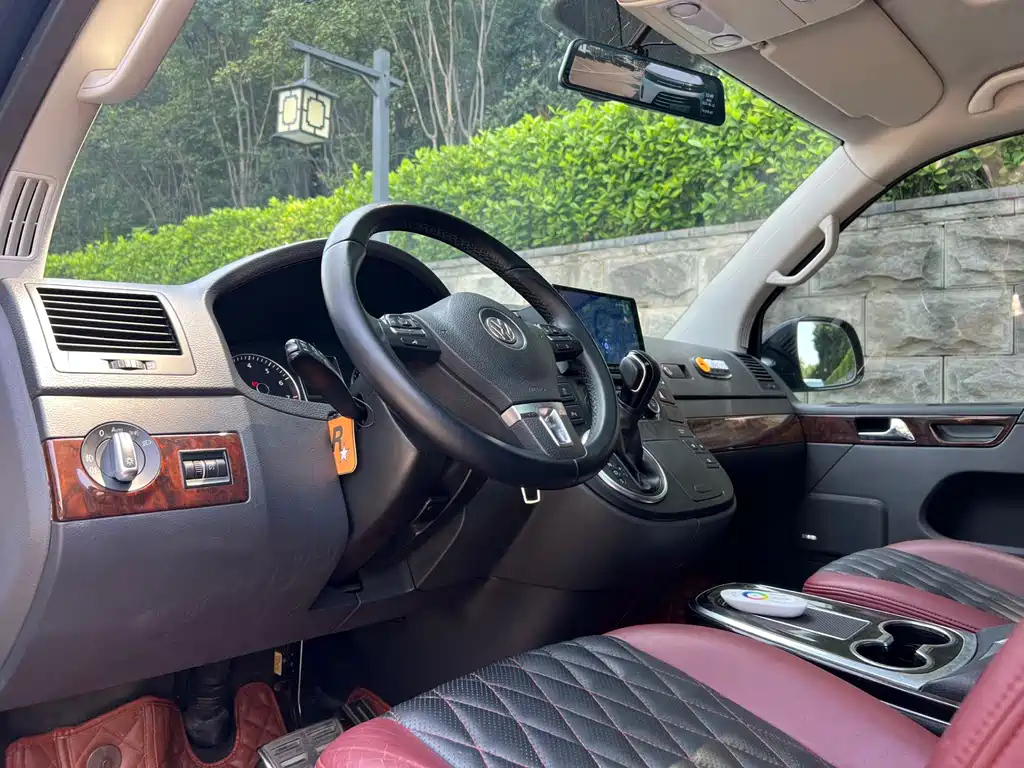 VOLKSWAGEN MULTIVAN 2012