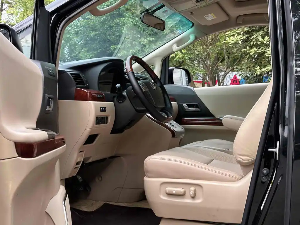 TOYOTA ALPHARD 2011