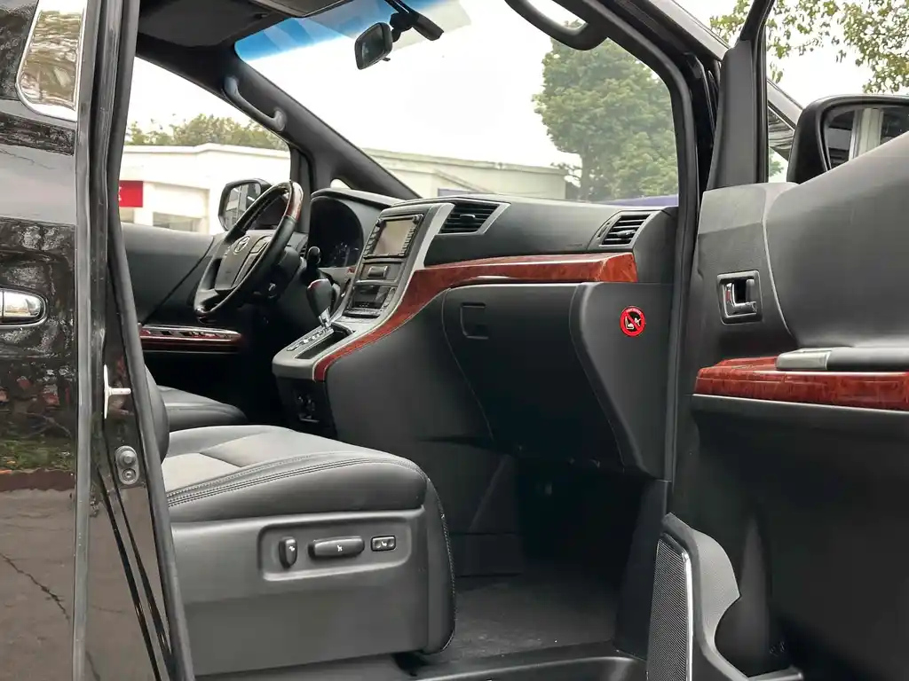 TOYOTA ALPHARD 2011
