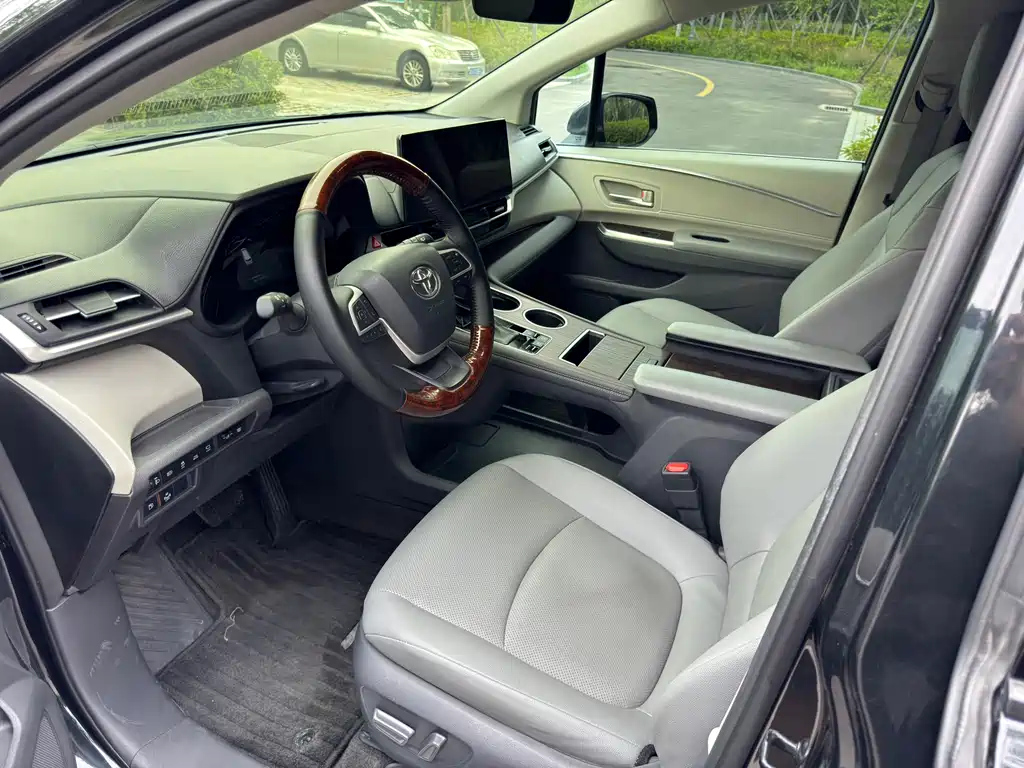 TOYOTA GRANVIA 2023